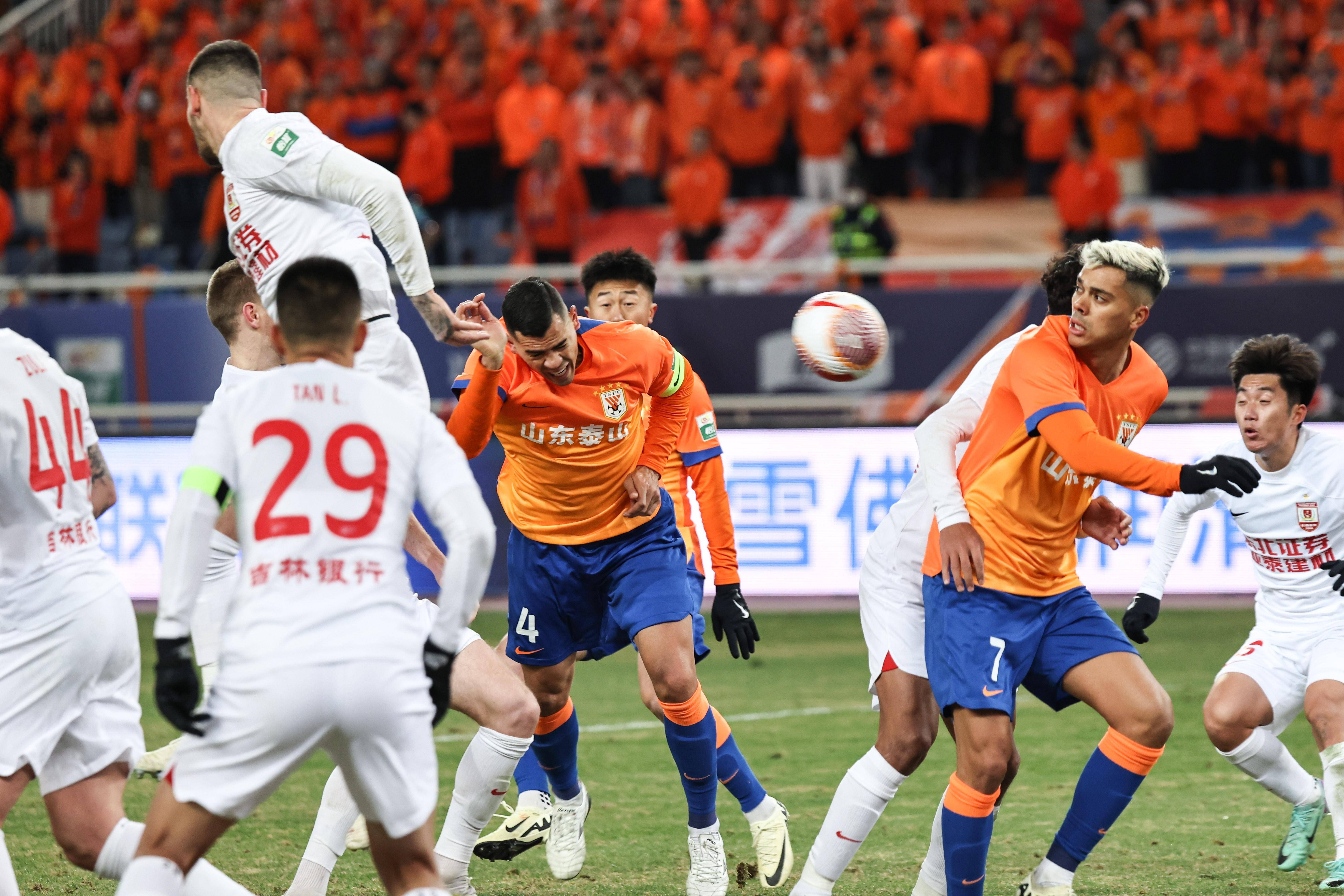  今晚欧联焦点战，山东泰山内部沟通，引发热议，团队化学反应显著